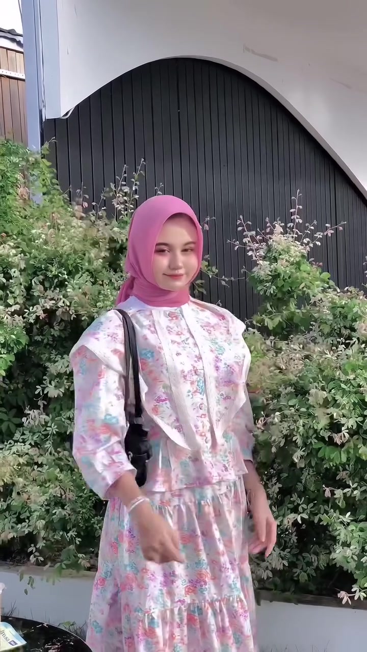 Cewek Kue di Kebun Bunga