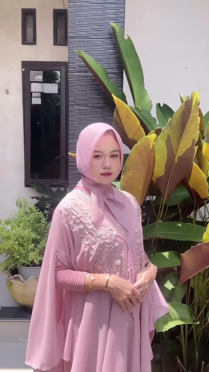 Anggun Berhijab Pink Payet